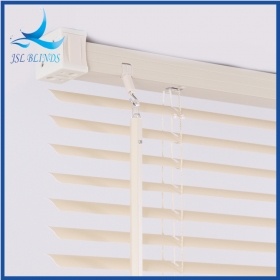 Persianas venecianas de PVC color crema