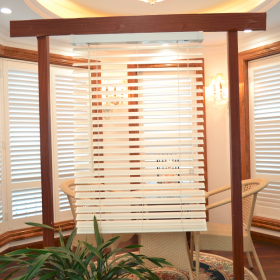Persianas venecianas de madera con espuma de control de varilla de color blanco